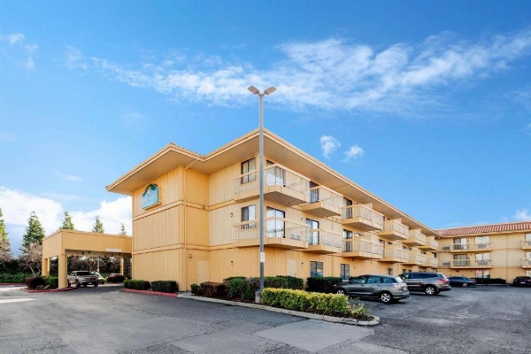 La Quinta Inn & Suites by Wyndham Hayward Oakland Airport image 15