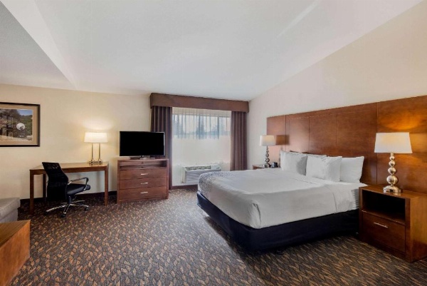 La Quinta Inn & Suites by Wyndham Hayward Oakland Airport image 9